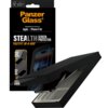 Czarne opakowanie z napisem "PanzerGlass" oraz "STEALTH SCREEN PROTECTOR FASTFIT IN-A-BOX" zawiera ilustrację telefonu z nałożonym szkłem ochronnym. Widoczna jest również grafika przedstawiająca sposób montażu szkła na urządzeniu.