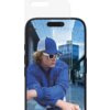 Na zdjęciu widoczny jest smartfon z nałożonym szkłem hartowanym, na ekranie którego znajduje się obraz osoby w niebieskiej czapce i okularach przeciwsłonecznych, na tle nowoczesnej architektury. Szkło hartowane jest przezroczyste i dopasowane do kształtu 