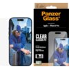 Opakowanie produktu "PanzerGlass" z napisem "Screen Protection for: Apple iPhone 17 Pro" oraz "Clear Classic Fit" znajduje się obok telefonu z nałożonym szkłem ochronnym. Na opakowaniu widnieją dodatkowe informacje: "Impact and Scratch Resistance", "Groun