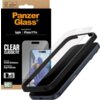 Opakowanie produktu PanzerGlass Classic Fit Easyaligner do Apple iPhone 17 Pro z widocznym napisem "CLEAR CLASSIC FIT" oraz informacjami o odporności na zarysowania i ochronie przed upadkiem. Obok opakowania znajduje się wizualizacja szkła hartowanego nał