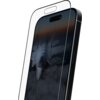 Na zdjęciu widoczny jest smartfon z nałożonym szkłem hartowanym, na ekranie którego wyświetlany jest obraz myśliwca lecącego nad chmurami. Szkło ma wycięcie na głośnik i kamerę, a telefon jest czarny z widocznymi przyciskami bocznymi.