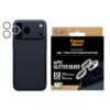 Na zdjęciu widoczny jest telefon z trzema obiektywami aparatu oraz opakowanie produktu "PanzerGlass Hoops Glitter Silver" do ochrony obiektywów dla modeli iPhone 16 Pro/16 Pro Max/17 Pro/17 Pro Max. Opakowanie zawiera informacje o odporności na zarysowani