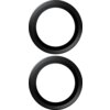 Dwa czarne, okrągłe pierścienie przedstawione na białym tle, jeden nad drugim. Produkt to szkło hartowane na obiektyw PANZERGLASS Hoops do Apple iPhone 16/16 Plus/17.