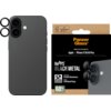 Na zdjęciu widoczny jest telefon z nałożonym szkłem ochronnym na obiektyw oraz opakowanie produktu PanzerGlass z napisem: "Camera Lens Protection for: Apple iPhone 17/16/16 Plus HoOPS BLACK METAL". Na opakowaniu znajdują się także informacje o odporności 