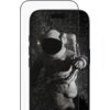 Na zdjęciu widoczny jest telefon z nałożonym szkłem ochronnym, na ekranie którego wyświetla się obraz astronauty w przestrzeni kosmicznej na tle gwiazd. Szkło ochronne jest przezroczyste i dopasowane do kształtu ekranu.
