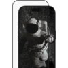 Na zdjęciu widoczny jest telefon z nałożonym szkłem ochronnym, na ekranie którego wyświetla się obraz astronauty w przestrzeni kosmicznej na tle gwiazd. Szkło ochronne jest przezroczyste i dopasowane do kształtu ekranu telefonu.