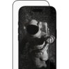 Na zdjęciu widoczne jest szkło ochronne na ekran telefonu, za którym znajduje się obraz astronauty w przestrzeni kosmicznej na tle gwiazd. Produkt to "Szkło Ceramiczne PANZERGLASS Ceramic II Ultra-Wide Fit do Apple iPhone 17 Air".