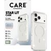 Na zdjęciu znajduje się przezroczyste etui na telefon z trzema widocznymi obiektywami aparatu, obok opakowania z napisem "CARE by PanzerGlass STAR LIT CASE For Apple iPhone 17 Pro Max". Na opakowaniu widnieją dodatkowe informacje: "1 YEAR ANTI-YELLOWING G