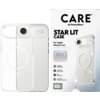 Przezroczyste etui z okrągłym wzorem na tylnej części, widoczne na tle białego telefonu z aparatem. Obok znajduje się opakowanie z napisem "CARE by PanzerGlass STAR LIT CASE For Apple iPhone 17 Air" oraz informacjami: "1 YEAR ANTI-YELLOWING GUARANTEE", "M