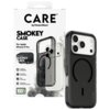 Na zdjęciu znajduje się przezroczysto-czarne etui na telefon z widocznym okrągłym wzorem, obok opakowania z napisem "CARE by PanzerGlass SMOKEY CASE For Apple iPhone 17 Pro". Na opakowaniu znajdują się również informacje: "SOPHISTICATED SMOKEY BLACK", "Ma