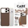 Brązowe etui na telefon z trzema wycięciami na aparaty, obok opakowanie z napisem "CARE by PanzerGlass SAMBA ESPRESSO For Apple iPhone 17 Pro Max". Na opakowaniu znajdują się dodatkowe informacje: "TRACTION GRIP", "CORNER PROTECTION", "MagSafe compatible"
