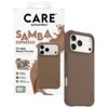 Brązowe etui na telefon z trzema wycięciami na aparaty, obok opakowanie z napisem "CARE by PanzerGlass SAMBA ESPRESSO For Apple iPhone 17 Pro Max". Na opakowaniu widoczne są dodatkowe informacje: "TRACTION GRIP + CORNER PROTECTION", "MagSafe compatible", 