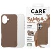 Brązowe etui na telefon z wycięciem na aparat, obok opakowanie z napisem "CARE by PanzerGlass SAMBA ESPRESSO For Apple iPhone 17". Na opakowaniu widoczne są ikony i teksty: "TRACTION GRIP", "CORNER PROTECTION", "MagSafe compatible", "2.4 meter drop tested