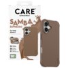 Brązowe etui na telefon z widocznymi wycięciami na aparat, obok opakowanie z napisem "CARE by PanzerGlass SAMBA ESPRESSO For Apple iPhone 17". Na opakowaniu znajdują się dodatkowe informacje: "Traction Grip", "Corner Protection", "MagSafe compatible", "2.