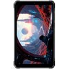 Na zdjęciu widoczny jest tablet z wyświetlaczem przedstawiającym futurystyczny krajobraz z czerwonymi skałami, niebieskimi światłami i dużą planetą na horyzoncie, oglądany z wnętrza statku kosmicznego. W dolnej części ekranu znajduje się postać siedząca p