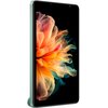 Przedstawiony jest tablet z zieloną obudową, na ekranie widoczny jest kolorowy, abstrakcyjny wzór przypominający kwiat. Urządzenie ma cienkie ramki i zaokrąglone rogi.
