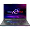 Laptop z podświetlaną klawiaturą i ekranem wyświetlającym logo "ROG STRIX" na tle w odcieniach fioletu i niebieskiego. Na obudowie widoczne jest logo "ROG STRIX".