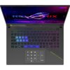 Laptop z otwartym ekranem, na którym widoczny jest napis "ROG STRIX" na kolorowym tle. Klawiatura podświetlona jest w różnych kolorach, a na touchpadzie widoczne są cyfry i symbole.