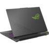 Ciemnoszary laptop z widocznym logo w neonowym kolorze na pokrywie, z subtelnym wzorem z napisem "STRIX" oraz podświetlaną klawiaturą. Laptop ma wyraźne otwory wentylacyjne z boku.