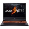 Laptop z podświetlaną na pomarańczowo klawiaturą, na ekranie widoczne logo "acer NITRO" z płomieniem na tle ciemnych skał. Obudowa ma nowoczesny design z geometrycznymi wzorami.