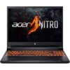 Laptop z podświetlaną na pomarańczowo klawiaturą, na ekranie widoczne jest logo "acer NITRO" na tle płomieni i dymu. Obudowa jest ciemna, a na dolnej części ekranu znajduje się subtelne logo w kształcie litery "N".