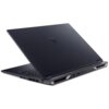 Przedstawiony jest laptop z otwartą pokrywą, widoczny od tyłu, z logo producenta na obudowie. Laptop ma ciemną kolorystykę, a na tylnej krawędzi znajdują się różne porty i otwory wentylacyjne.