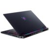 Czarny laptop z kolorowym podświetleniem klawiatury i logo na pokrywie, posiada różne porty z boku obudowy. Na pokrywie widoczne jest logo w formie stylizowanych, kolorowych linii.