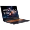Na zdjęciu widoczny jest laptop z podświetlaną klawiaturą, na ekranie którego wyświetlają się napisy "acer NITRO" oraz "ai" na tle kosmicznej scenerii. Obudowa laptopa jest ciemna, a klawiatura ma pomarańczowe podświetlenie.