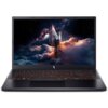 Laptop z podświetlaną klawiaturą i wyświetlaczem pokazującym kosmiczny krajobraz z chmurami i statkiem kosmicznym. Na obudowie widoczne jest logo w kształcie litery "N".