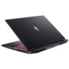 Na zdjęciu widoczny jest czarny laptop z podświetlaną klawiaturą, na której klawisze świecą na czerwono. Na obudowie laptopa znajduje się kolorowe logo w kształcie litery "N".