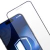 Na zdjęciu widoczne jest szkło hartowane nałożone na ekran smartfona, z wycięciem na kamerę i głośnik. Na ekranie telefonu widać niebieskie, koncentryczne okręgi oraz ikonę tarczy.