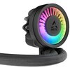 Czarny element chłodzenia CPU z widocznym logo "ARCTIC" na środku, otoczony kolorowym podświetleniem RGB. W tle widoczne są oplecione przewody.