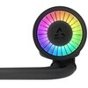 Na zdjęciu widoczna jest okrągła część chłodzenia CPU z podświetleniem A-RGB w kolorach tęczy oraz logo "ARCTIC" na środku. Z urządzenia wychodzą dwa oplecione przewody.