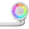 Białe chłodzenie CPU z okrągłym elementem, na którym widoczne jest logo "ARCTIC" oraz kolorowe podświetlenie A-RGB w odcieniach tęczy. Z urządzenia wychodzą dwa białe, plecione przewody.
