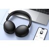 Na zdjęciu widoczne są czarne słuchawki nauszne obok laptopa oraz smartfona, na którym wyświetlana jest aplikacja z informacjami o słuchawkach "UGREEN Studio Max 2". Słuchawki mają miękkie nauszniki, a na pałąku znajdują się przyciski sterujące.