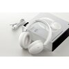 Na zdjęciu widoczne są białe słuchawki nauszne oraz kabel, umieszczone obok pudełka z napisem "UGREEN Studio Max 2 Wireless Headphones". Na pudełku znajdują się również informacje: "40mm Driver" oraz "Unparalleled audio".