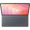 Tablet z klawiaturą w etui, wyświetlający gradientowy ekran w odcieniach różu i pomarańczu. Klawiatura ma standardowy układ z klawiszami funkcyjnymi i strzałkami.