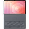 Na zdjęciu widoczny jest tablet z włączonym ekranem, na którym wyświetlany jest abstrakcyjny wzór w odcieniach różu i pomarańczu, umieszczony w czarnym etui z klawiaturą. Klawiatura ma standardowy układ z klawiszami funkcyjnymi i alfanumerycznymi.