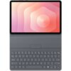 Na zdjęciu widoczny jest czarny tablet z klawiaturą w etui, z wyświetlaczem pokazującym abstrakcyjny, różowy wzór. Klawiatura ma standardowy układ z klawiszami oznaczonymi literami i symbolami.