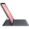 Na zdjęciu znajduje się czarne etui z klawiaturą do tabletu, ustawione w pozycji stojącej. Tablet jest umieszczony w etui, a ekran wyświetla gradient w odcieniach różu i pomarańczu.