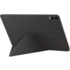 Czarne etui na tablet z widocznym logo "SAMSUNG" w górnym rogu, posiadające złożoną konstrukcję umożliwiającą ustawienie urządzenia pod kątem. Na etui znajdują się dwa otwory na aparaty.