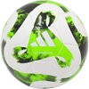 Na zdjęciu znajduje się piłka nożna z białymi panelami i zielono-czarnymi wzorami. Widoczne jest logo "ADIDAS" oraz napis "TIRO LEAGUE J350".