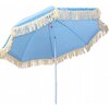 Niebieski parasol ogrodowy z białym wzorem w kratkę, ozdobiony beżowymi frędzlami na krawędziach. Parasol ma biały, metalowy stelaż.