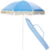 Niebieski parasol ogrodowy z białym wzorem w kratkę i frędzlami na krawędzi, obok znajduje się pokrowiec w tym samym wzorze. Parasol ma biały, metalowy stelaż.