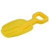 Żółta plastikowa łopatka do piasku z szeroką, zaokrągloną częścią roboczą i uchwytem w kształcie litery D. Produkt ma gładką powierzchnię i trzy wcięcia na części roboczej.
