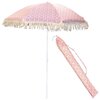 Czerwony parasol ogrodowy z białym wzorem i frędzlami na krawędziach, obok znajduje się pokrowiec w tym samym wzorze. Parasol ma biały, metalowy stelaż.
