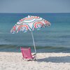 Na zdjęciu widać plażowy parasol z kolorowym wzorem w łuki, stojący na piaszczystej plaży obok różowego leżaka. W tle rozciąga się spokojne morze pod błękitnym niebem.