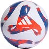 Na zdjęciu widoczna jest piłka nożna z białą powierzchnią ozdobioną niebiesko-czerwonymi wzorami. Na piłce znajduje się logo "ADIDAS" oraz napis "TIRO LEAGUE".