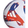 Na zdjęciu widoczna jest piłka nożna z białymi, czerwonymi i niebieskimi wzorami, z logo "ADIDAS" oraz napisem "TIRO LEAGUE". Powierzchnia piłki ma teksturę z wyraźnymi szwami.