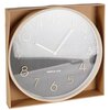 Zegar ścienny o średnicy 38 cm w beżowo-szarym kolorze, z białymi wskazówkami i cyframi, umieszczony w kartonowym opakowaniu. Na tarczy widoczny jest napis "SIMPLE LIFE".